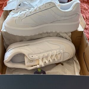 New Balance White Sneakers with Ortholite men’s 10, women’s 11